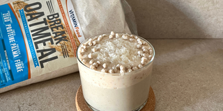 Overnight Porridge al gusto Raffaello: ricetta proteica e cremosa