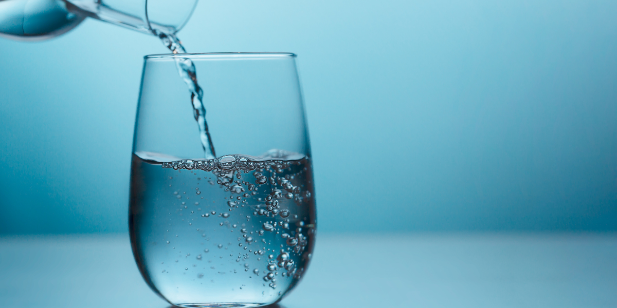 Acqua, ritenzione e drenaggio: perché le donne sono più soggette al ristagno dei liquidi